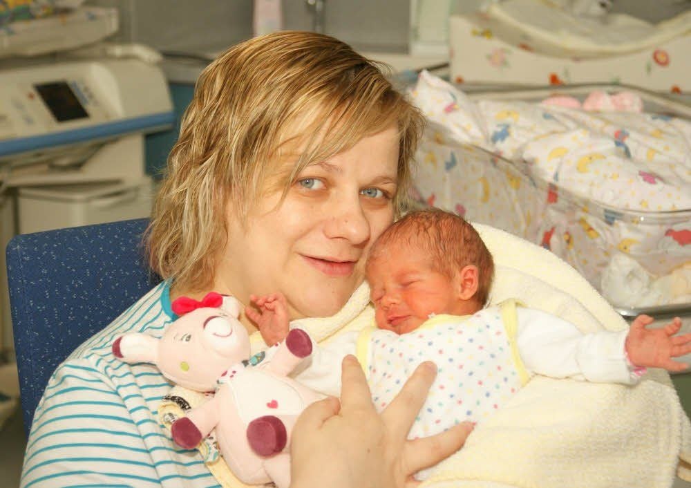 Mutter Yvonne Rost hält Charlotte, ihr zweites Kind, das 100. Baby im Zeitzer Klinikum in diesem Jahr im Arm.