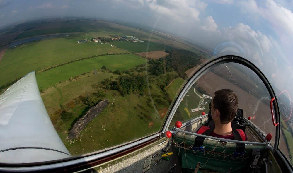 Ein imposanter Ausblick auf das Harzvorland. Der 19-jährige Sören Cleve steuert das Segelflugzeug so, dass es den Aufwind nutzt und damit in eine Höhe von knapp 1 000 Meter steigt.
