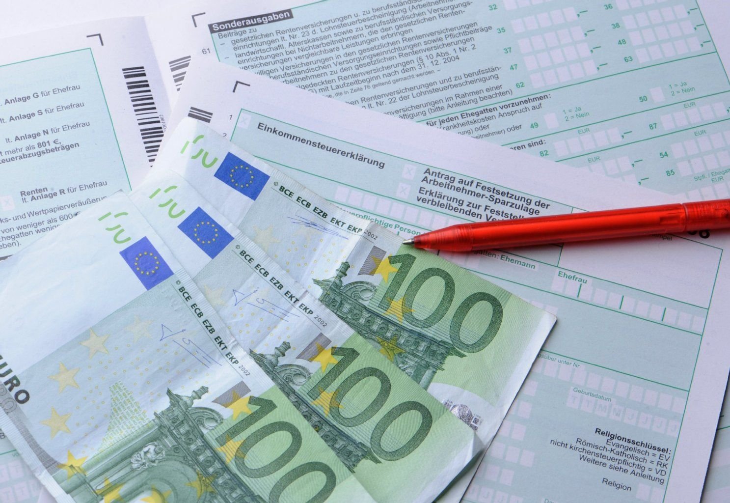 Für Steuerzahler lohnt sich fast immer der Blick zurück, denn fast jeder hat im vergangenen Jahr zu viel Steuern bezahlt. Vor allem Berufstätige profitieren von verbesserten Steuerabzügen.