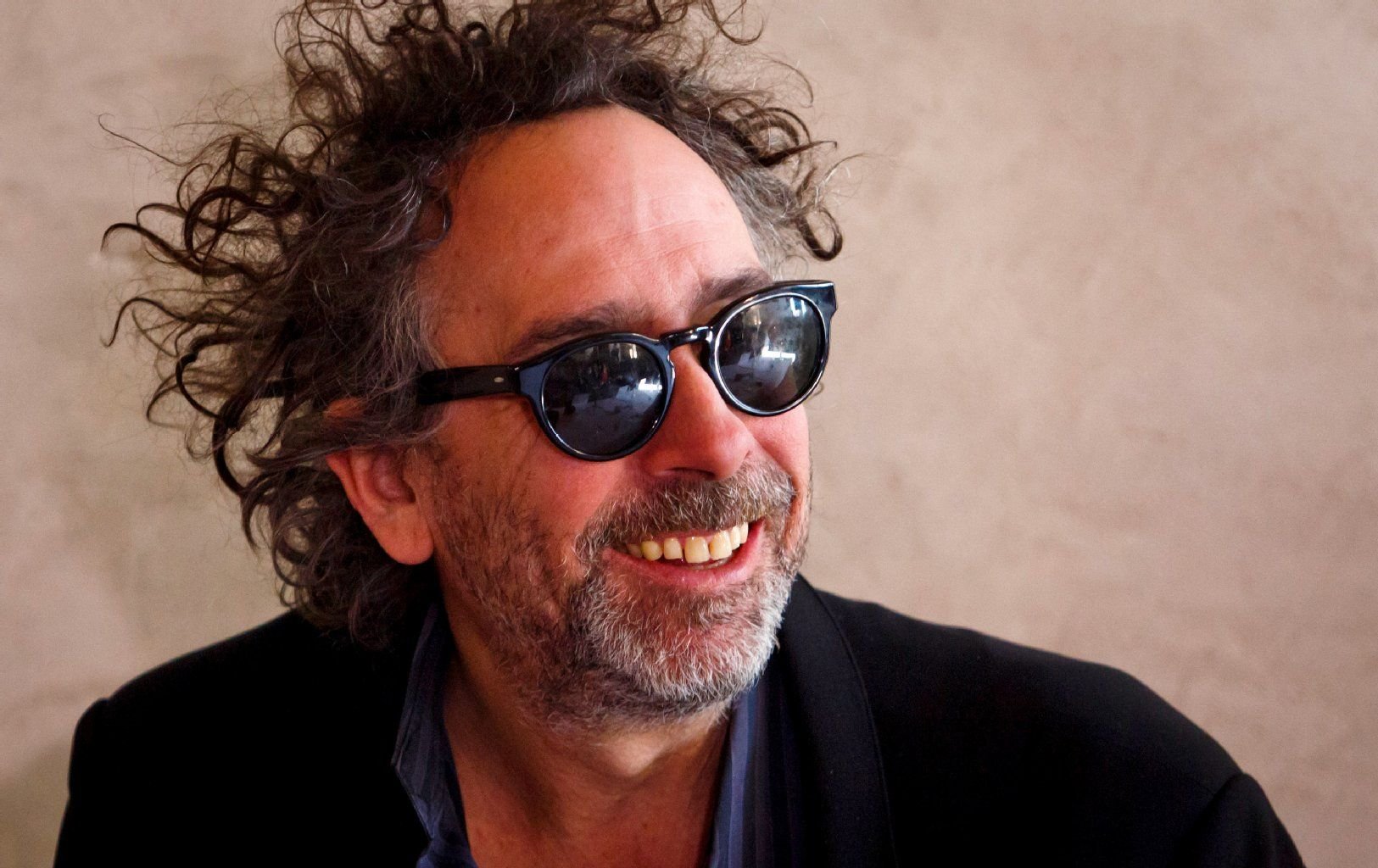 Tim Burton spricht im März 2014 auf einer Pressekonferenz über seine Ausstellung in Prag.