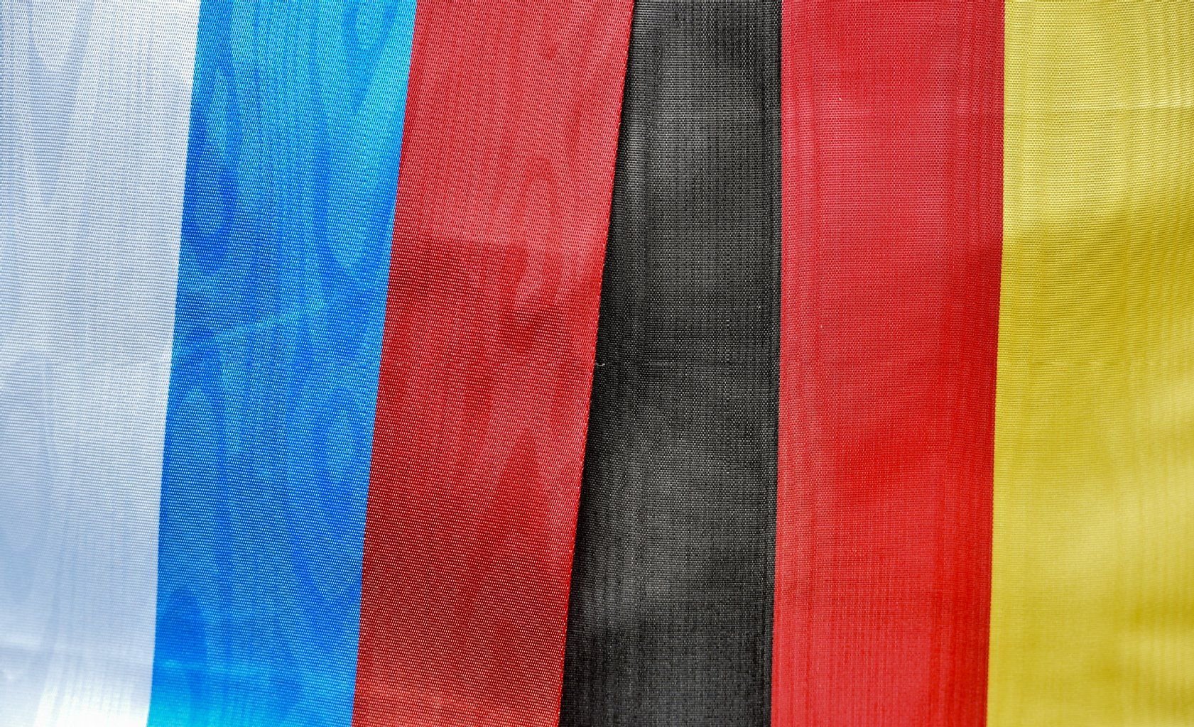 Die Staatsflaggen von Russland und Deutschland
