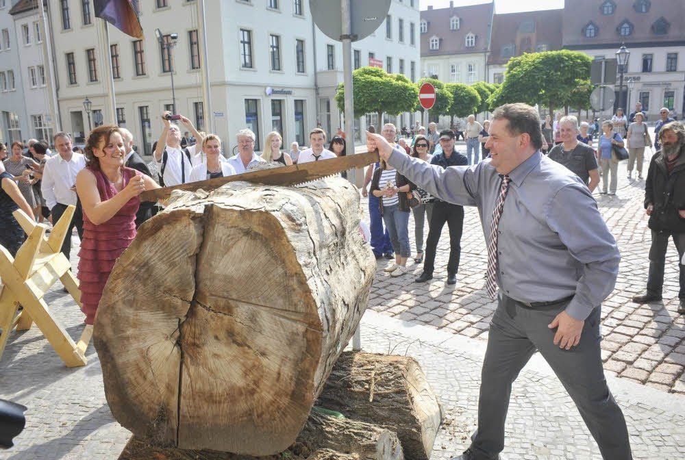Wulf und Heike Müller müssen einen dicken Baumstamm zersägen.