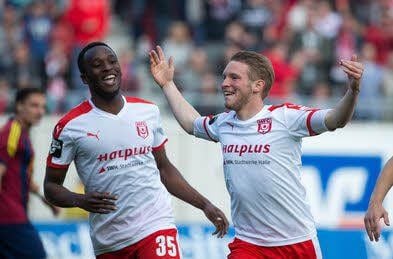 Torjubel bei Florian Brügmann (vorn) und Osayamen Osawe vor kurzem im Finale des Fußball-Landespokals. Jetzt kommen die Kicker des HFC nach Mildensee, dessen Sportverein 100-jähriges Jubiläum feiert.