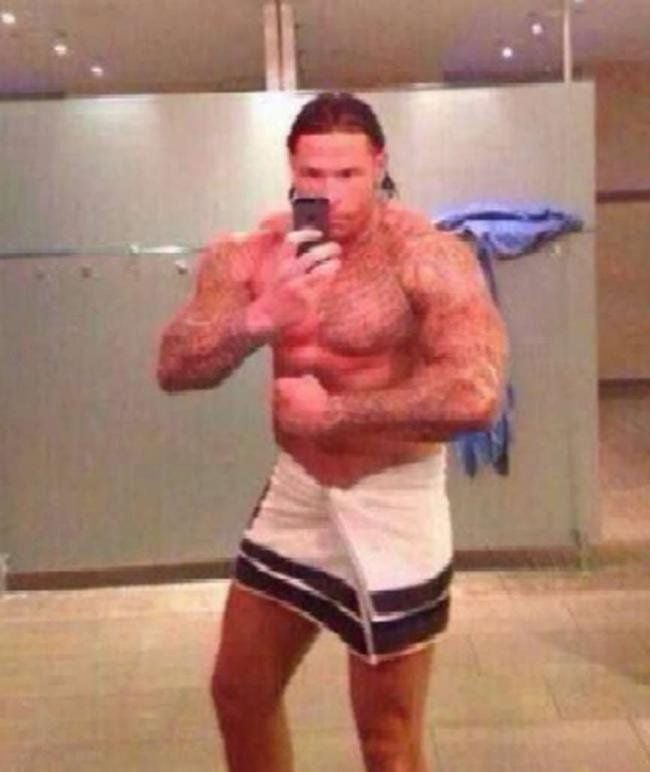 Tim Wiese zeigt seine Muskeln. Das Foto stammt aus dem Februar 2014.