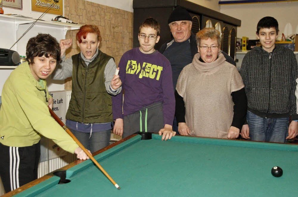 Die Jugendlichen spielen in ihrem Lützener Domizil Billard. Hier sind Hannelore und Peter Nickel (2.u.3.v.r.) und Silke Nickel (2.v.l.) dabei.