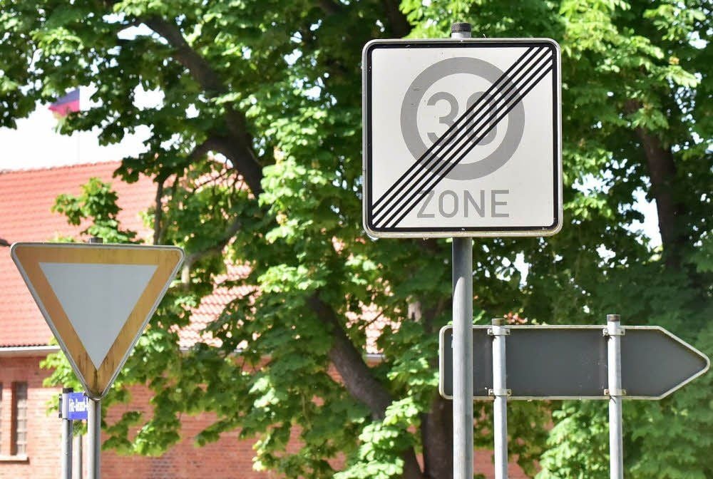 Die Geschwindigkeitsbegrenzung wird mittels Verkehrsschild aufgehoben - hier im Fritz-Gerasch-Weg.