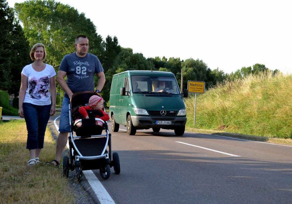 Um ihre Tochter Julia zur Kita in Wallwitz zu bringen, sollen Anne und Frank Hoffmann aus Nehlitz den Weg über die L 145 nehmen.