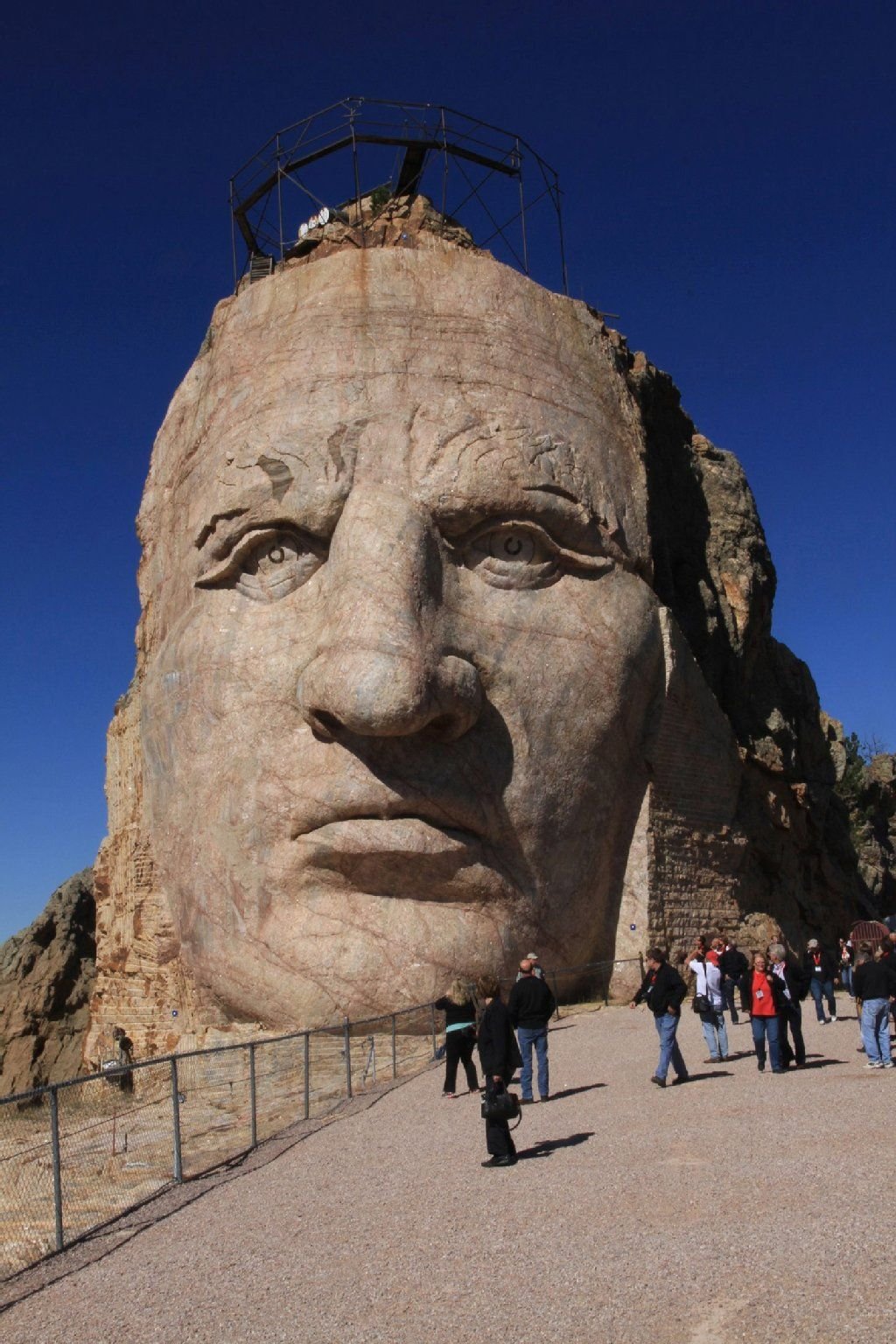 Alljährlich findet im Herbst ein Volksmarsch zum Antlitz des berühmten Oglala-Lakota-Häuptlings Crazy Horse statt.