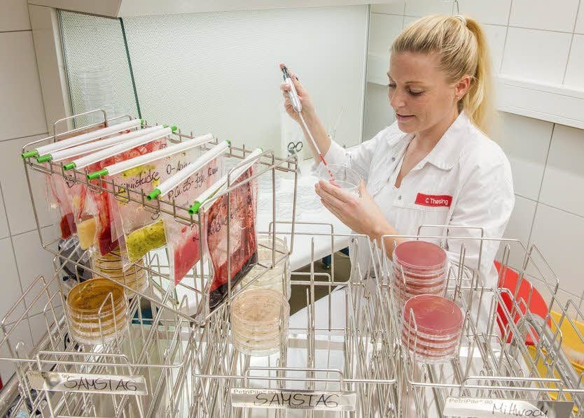 Carolin Thesing ist die leitende Produktentwicklerin des Unternehmens. Aktuell sondiert sie neue Rezepturen für den amerikanischen Markt.