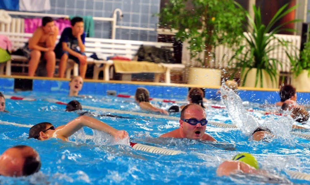 Jung und Alt tummelte sich von Freitagabend bis Samstag früh in der Weißenfelser West-Schwimmhalle.
