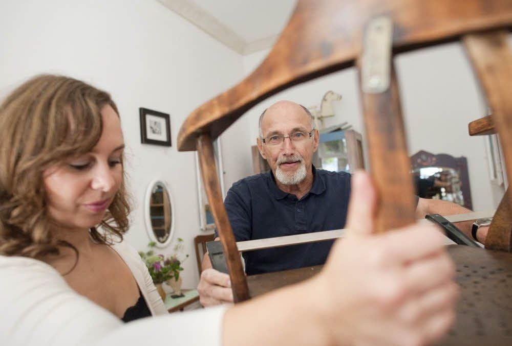 Senior Klaus Kiesler übernimmt im Berliner Atelier der Künstlerin Elisa Brückner Tischlerarbeiten.