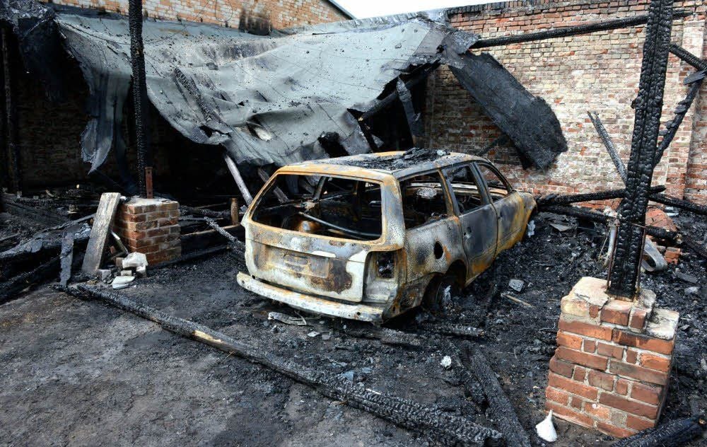 Das Feuer zerstörte die Lagerhalle und ein darin stehendes Auto.