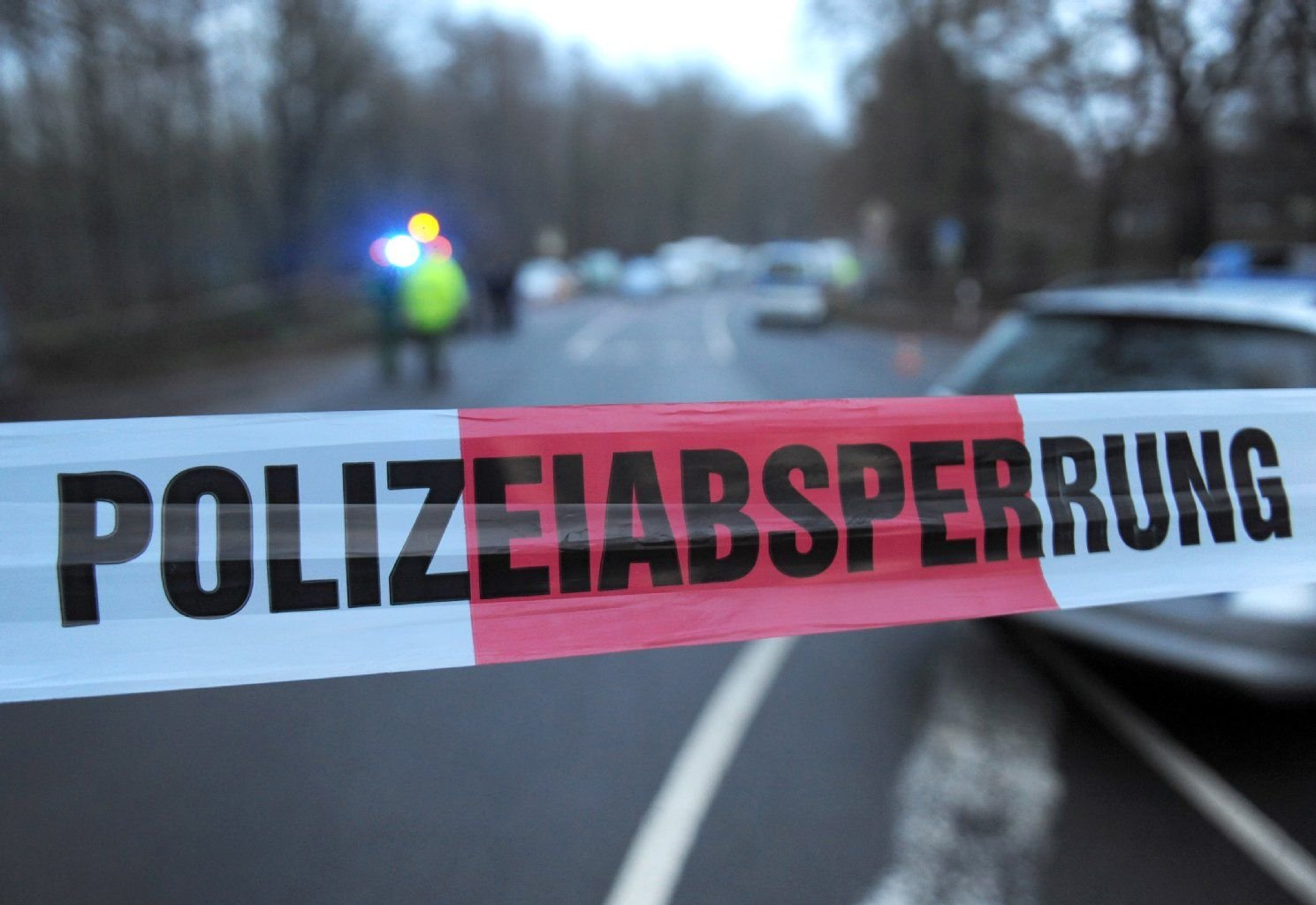 Absperrband der Polizei flattert an einer Straßensperre.