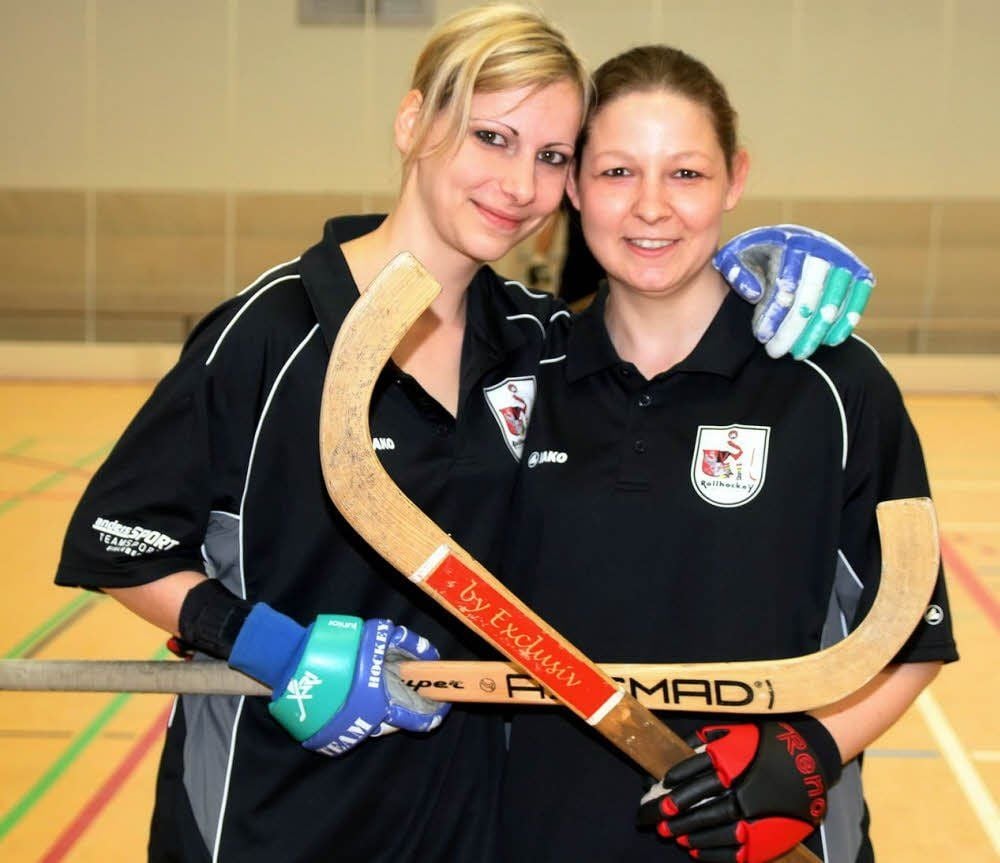 Anika Karlstedt (Blond) und Jennifer Jänecke spielen in der Landesliga-Mannschaft des SV Allstedt Rollhockey. Und das durchaus mit großem Erfolg.