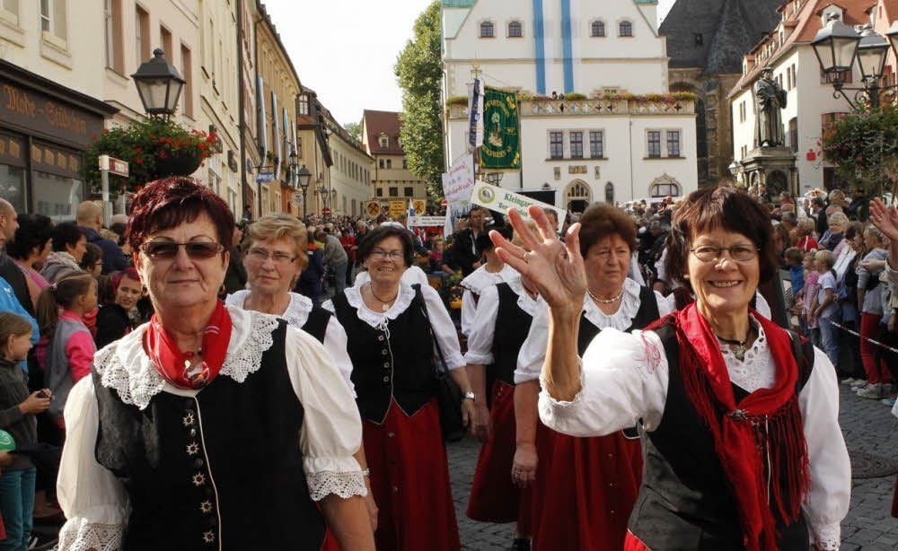 Die Landfrauen ziehen mit der besten Erntekrone des Jahres vom Eisleber Markt zum Wiesenzelt.