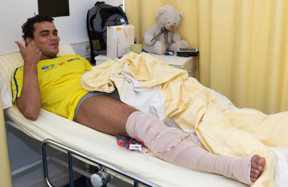 „Alles gut überstanden“, signalisiert Matthias Fahrig kurz nach seiner Knie-Operation in der Sportklinik in Halle.