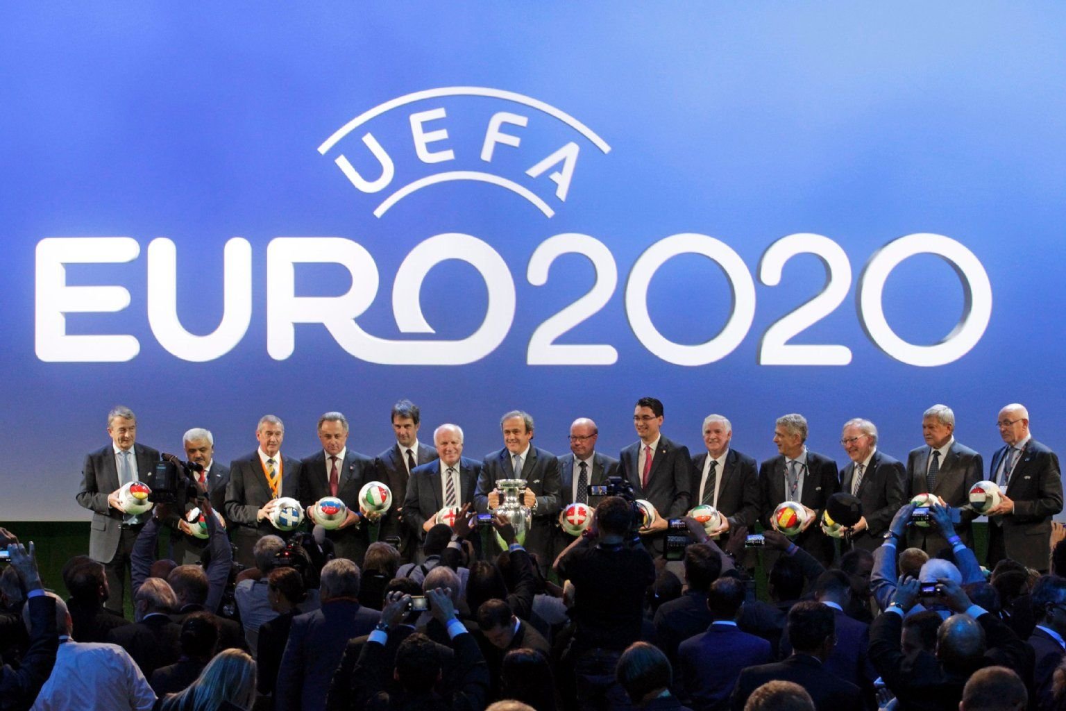 Uefe-Präsident Michel Platini (Mitte) und die 13 Ausrichter der EURO 2020.