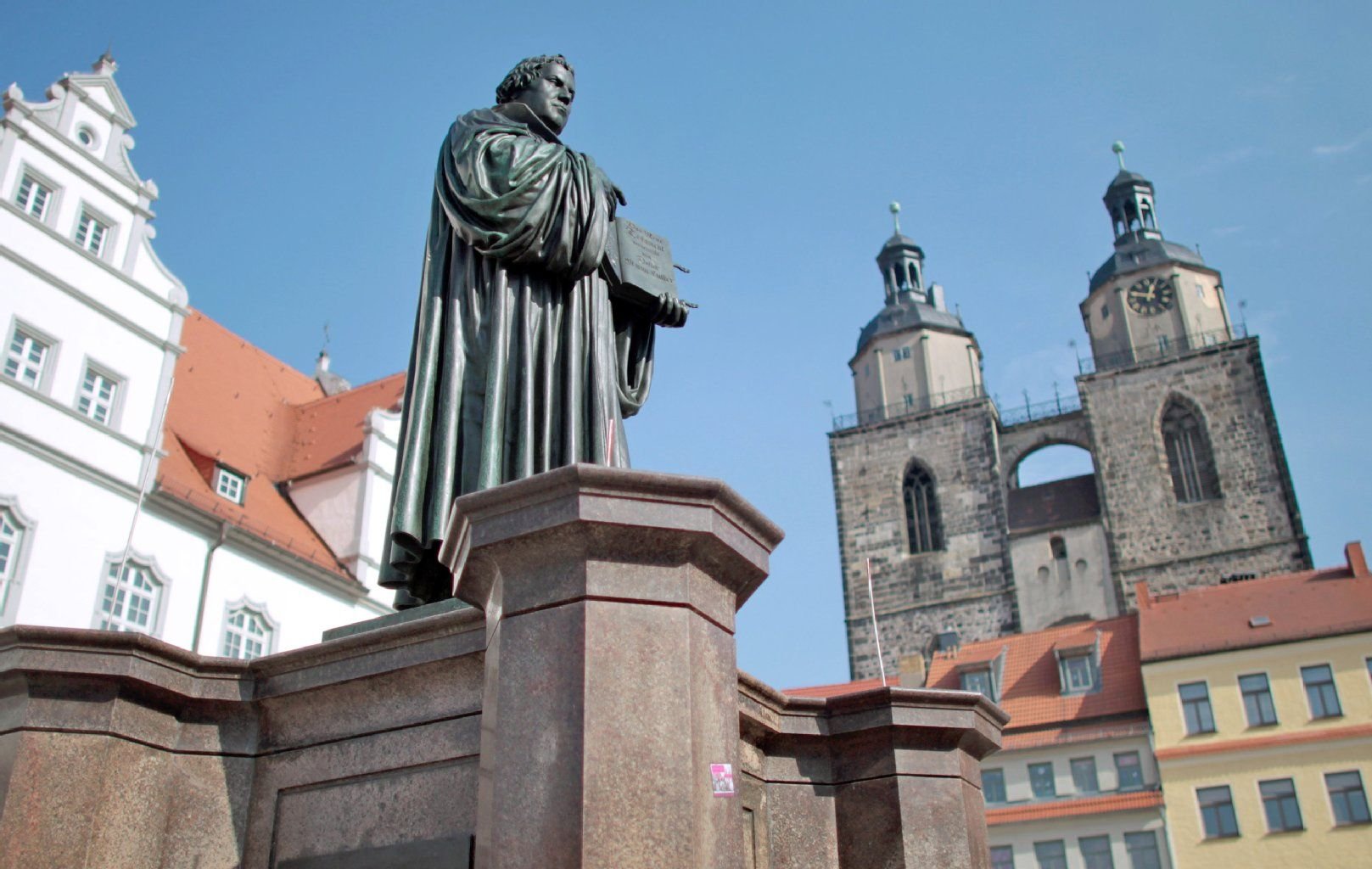 Das Denkmal von Martin Luther auf dem Markt in Lutherstadt Wittenberg