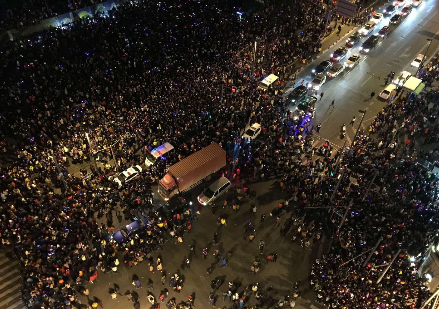 Rettungsfahrzeuge in der Menschenmenge nach der Massenpanik in Shanghai.