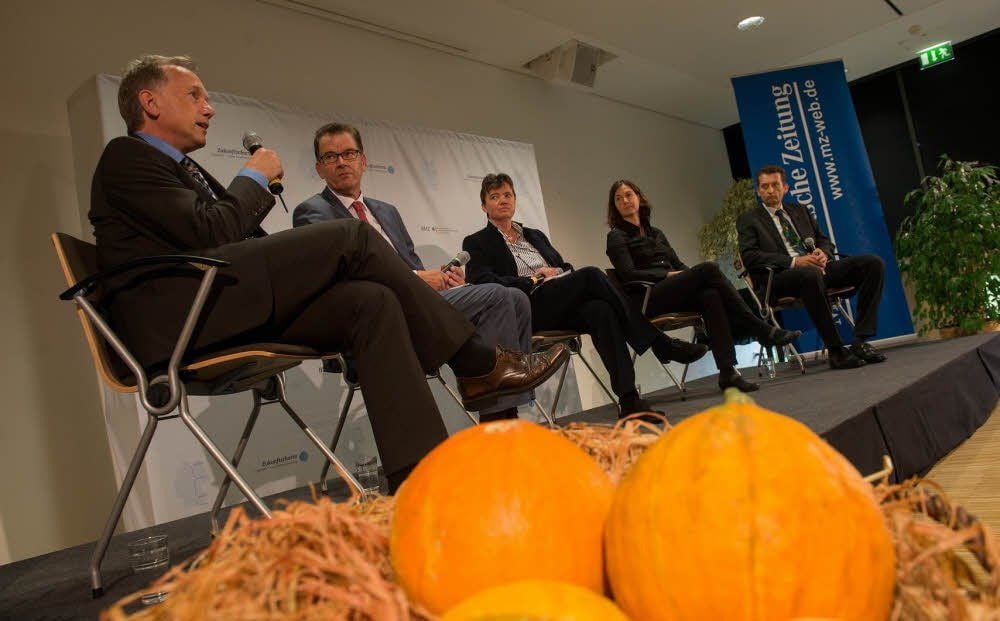 Sibylle Quenett, stellvertretende Chefredakteurin der Mitteldeutschen Zeitung (Mitte), moderierte die Podiumsdiskussion mit Institutsleiter Frank Ordon, Entwicklungshilfeminister Gerd Müller, Marion Aberle von der Welthungerhilfe und Cornel S. Adler (von links).