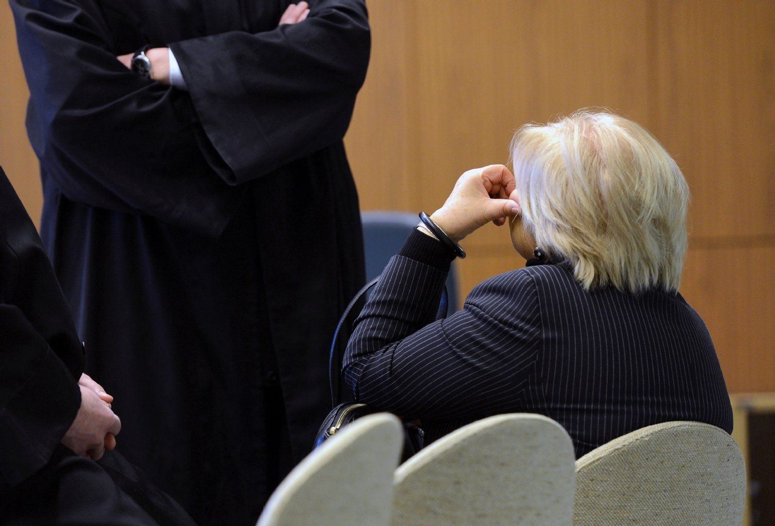 Die Angeklagte Christel F. hat im Verhandlungssaal des Landgerichts Halle neben ihren Verteidigern Platz genommen.