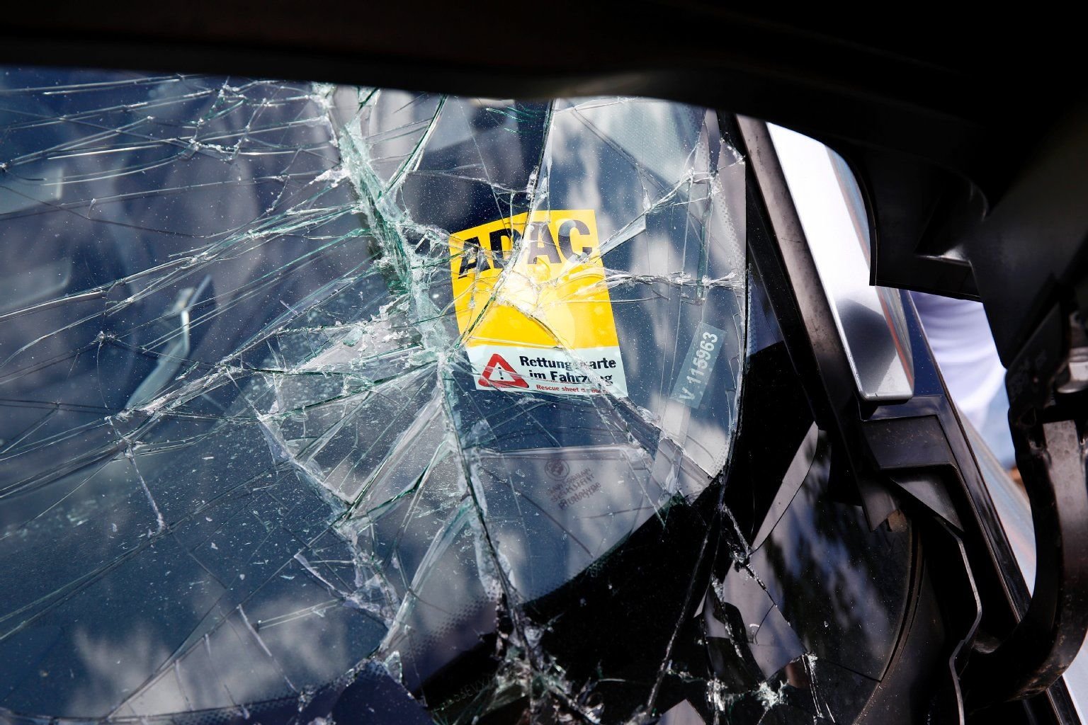„Rettungskarte im Fahrzeug“ – durch den Aufkleber wissen die Rettungskräfte, dass die Karte hinter der Fahrer-Sonnenblende zu finden ist.