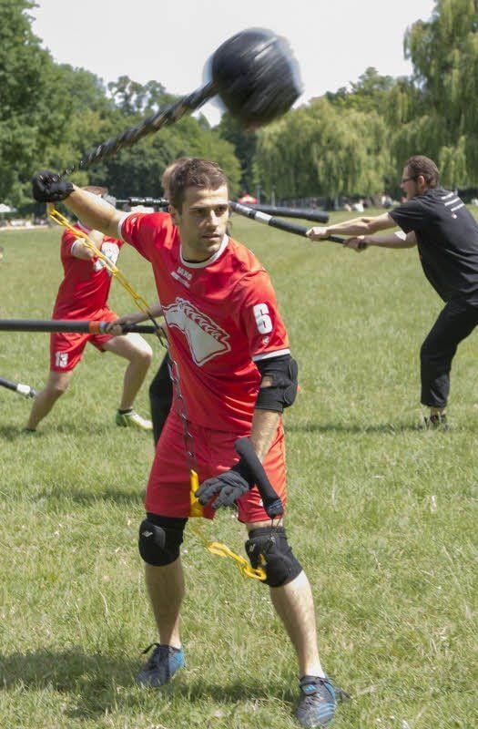 Hans Gottschalt, hauptberuflich Physiotherapeut beim HFC, schwingt beim Jugger die Kette.