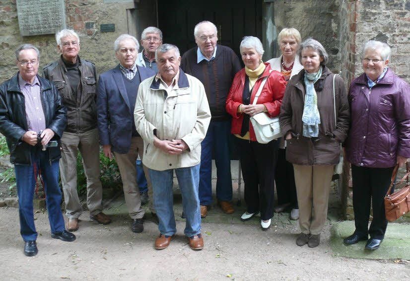 Die Mitglieder des Klassentreffens bei einem Gruppenfoto vor der Görziger Kirche (l.).