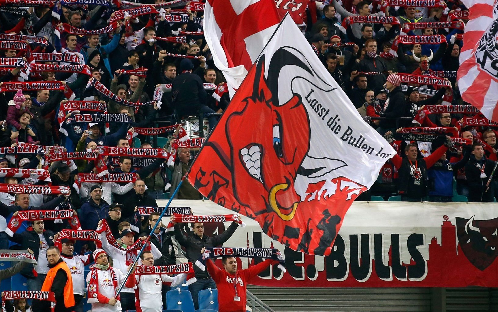 Fans von RB Leipzig feiern in der Kurve.