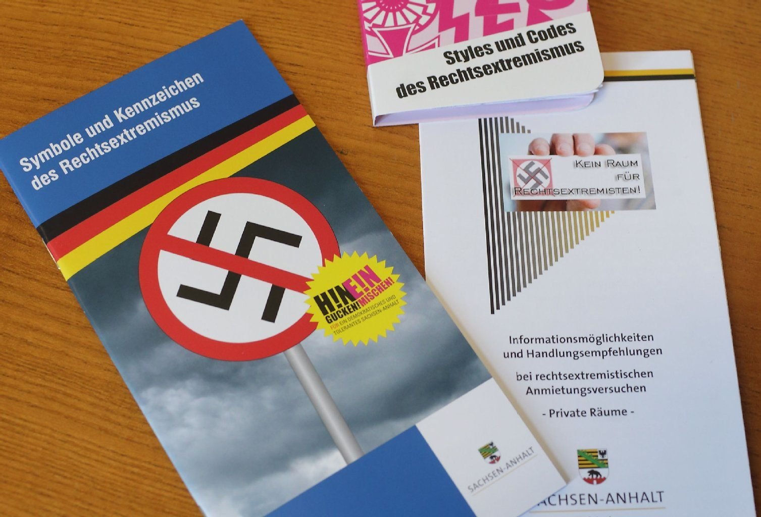 Broschüren des Innenministeriums: In Sachsen-Anhalt ist ein Programm für Aussteiger aus der rechten Szene angelaufen.