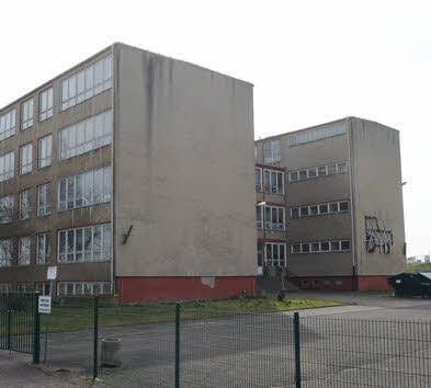 Das Schulgebäude ist schon viele Jahre ungenutzt. Nun soll es abgerissen werden.