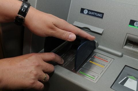 In Kötzschau haben bisher unbekannte Täter am Mittwochfrüh gegen 3.40 Uhr versucht den Tresor im Sicherheitsbereich der Volks- und Raiffeisenbank zu knacken.