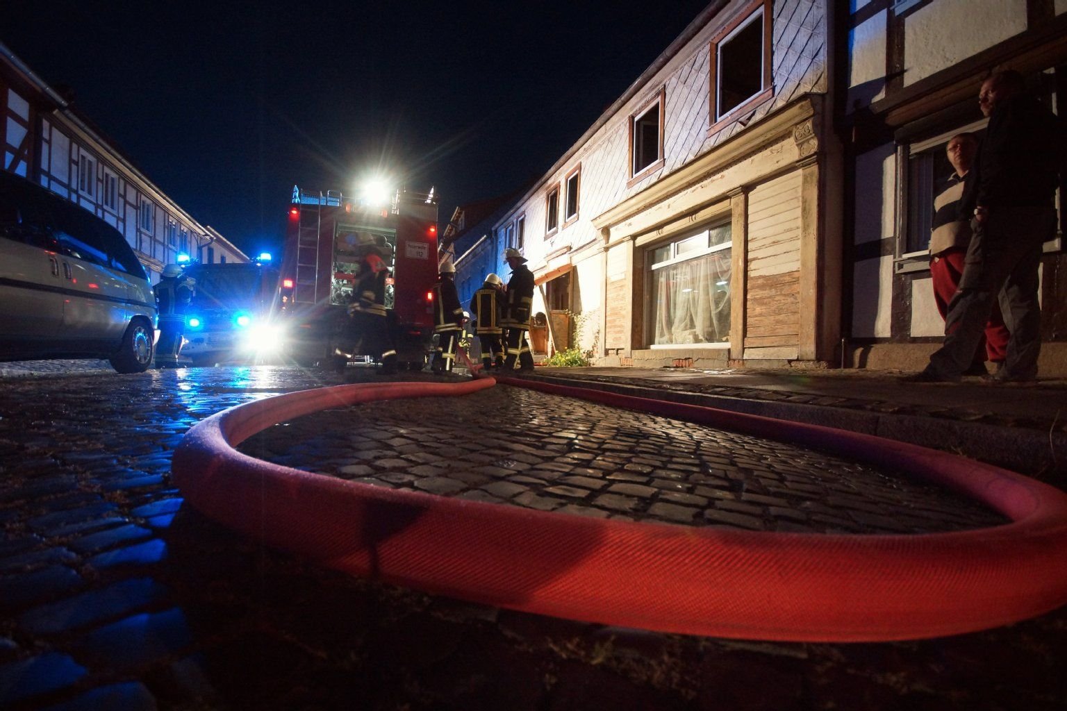 In der Langen Straße in Wegeleben hat am Dienstagabend ein über 150 Jahre altes Wohnhaus gebrannt.