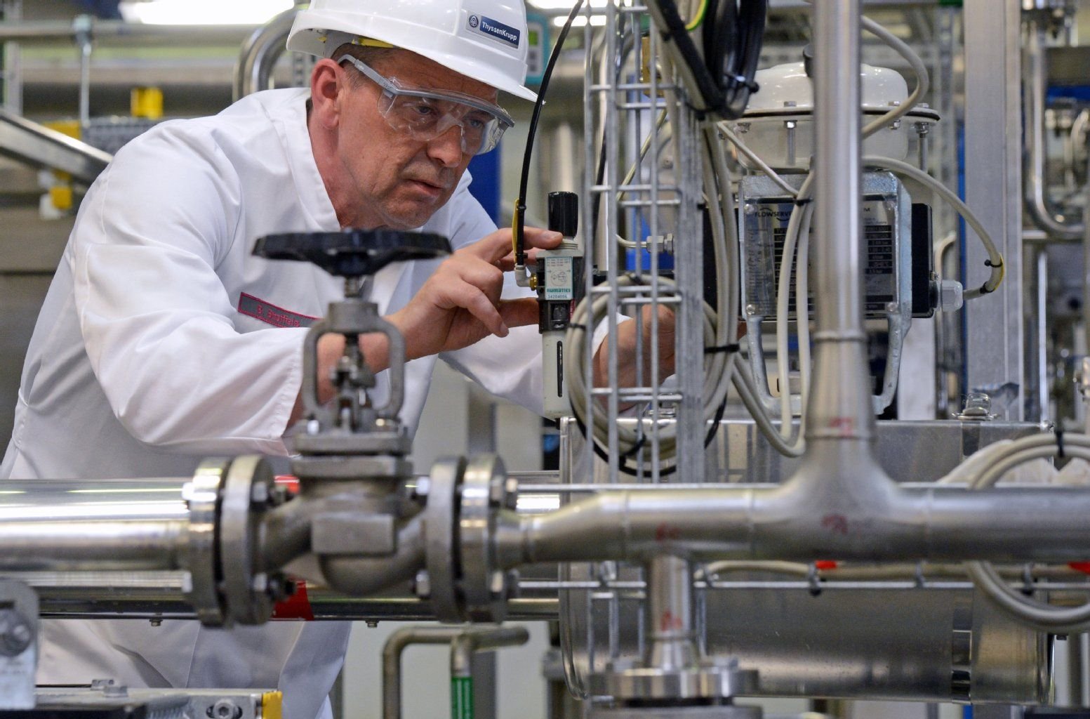 Der Schichtmeister Bert Stoffels überwacht die Biotechnologieanlage in Leuna. ThyssenKrupp hat dafür rund 20 Millionen Euro investiert.