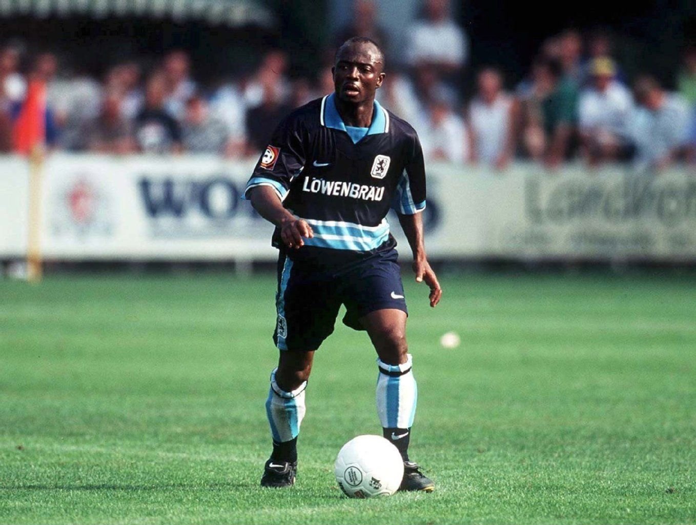 Blau statt rot: Abédi Pelé dachte 1996 zunächst, er hätte einen Vertrag beim FC Bayern unterschrieben.