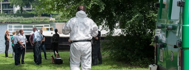 Ein Kriminaltechniker im Treptower Park. Dort hatten am frühen Samstagmorgen Spaziergänger eine Leiche gefunden.