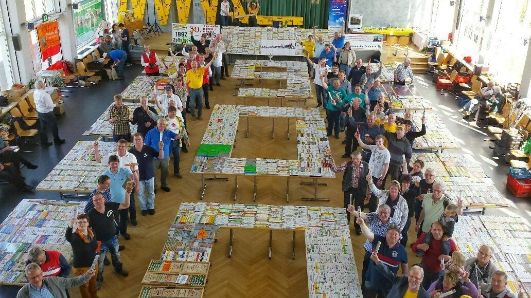 Dieses Zollstockbild soll als das größte der Welt ins Guinness-Buch der Rekorde eingehen.