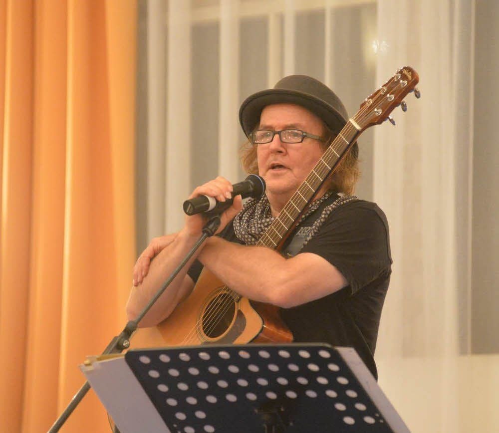 Gerhard Schöne singt Friedenslieder in Wittenberg.