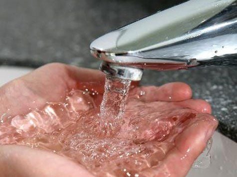 Wasser kommt aus einem Wasserhahn.
