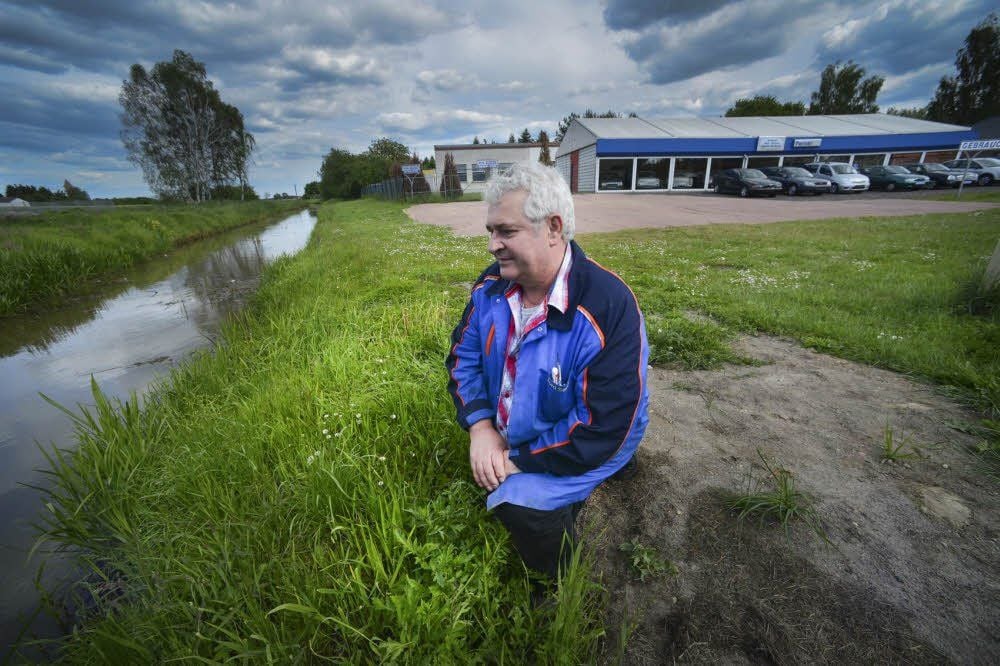 Ralf Perner am Ufer der Taube, die in unmittelbarer Nähe zu seinem Autohaus entlang fließt. Vor einem Jahr stand hier alles unter Wasser.