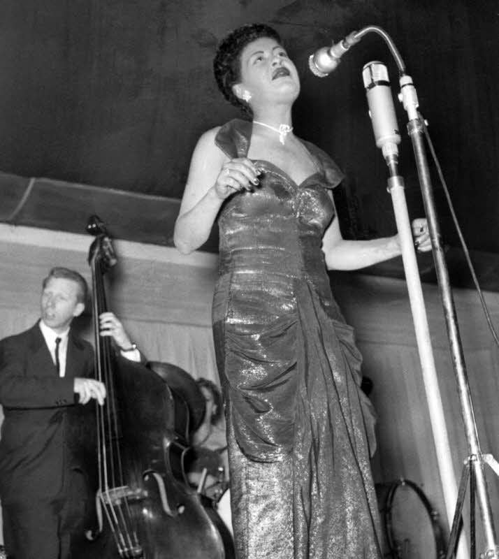 Billie Holiday während ihres Auftritts in der Hamburger Ernst-Merck-Halle im Jahr 1954.