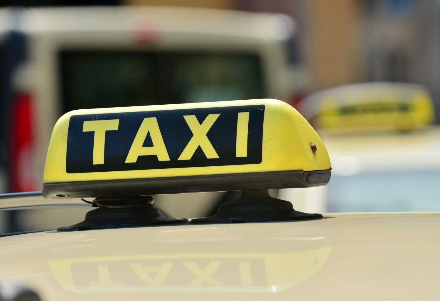 Taxen stehen in Erfurt (Thüringen) vor dem Bahnhof für Fahrgäste bereit. Der ADAC hat auf 160 Fahrten getestet, wie es um die Qualität steht.