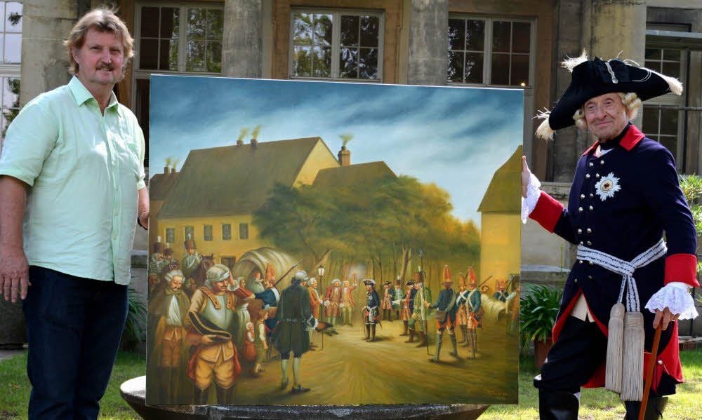 Rolf Zahren als Friedrich II. und Ortsbürgermeister Hubert Schmoranzer mit dem neu entstandenen Bild.