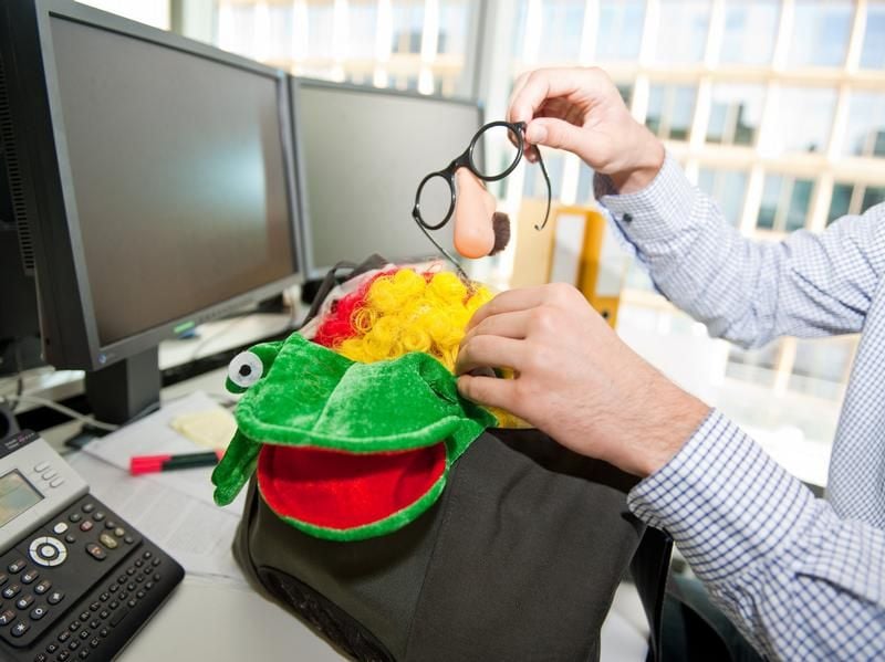 Tagsüber im Büro und nachts ein Zweitverdienst als Entertainer? Das muss man mit seinem Chef absprechen.