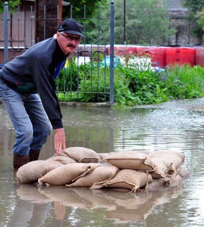 Frank Thill deckt den Kanal ab, aus dem das Wasser hochkommt.