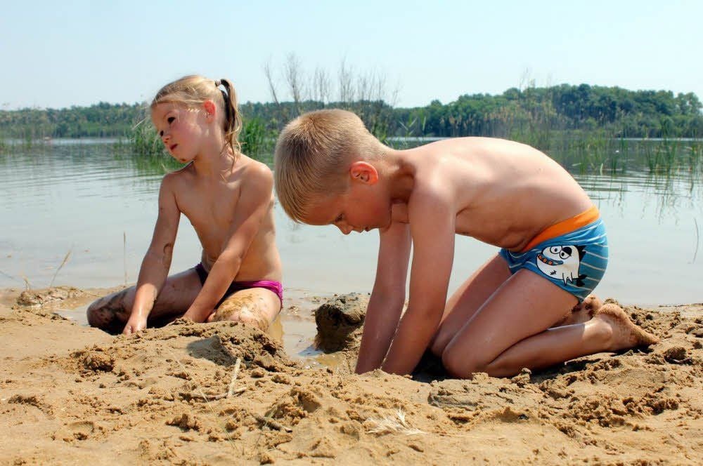 John und Rika aus Aken bei „Bauarbeiten“ am See-Ufer.
