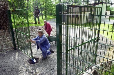 Vor mehr als zehn Jahren wurde um den Park ein Zaun samt Tor gesetzt.