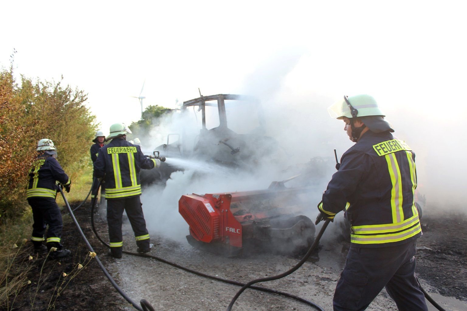 Feuerwehrleute sind in Dornbock im Einsatz, um einen in Brand geratenen Traktor zu löschen.