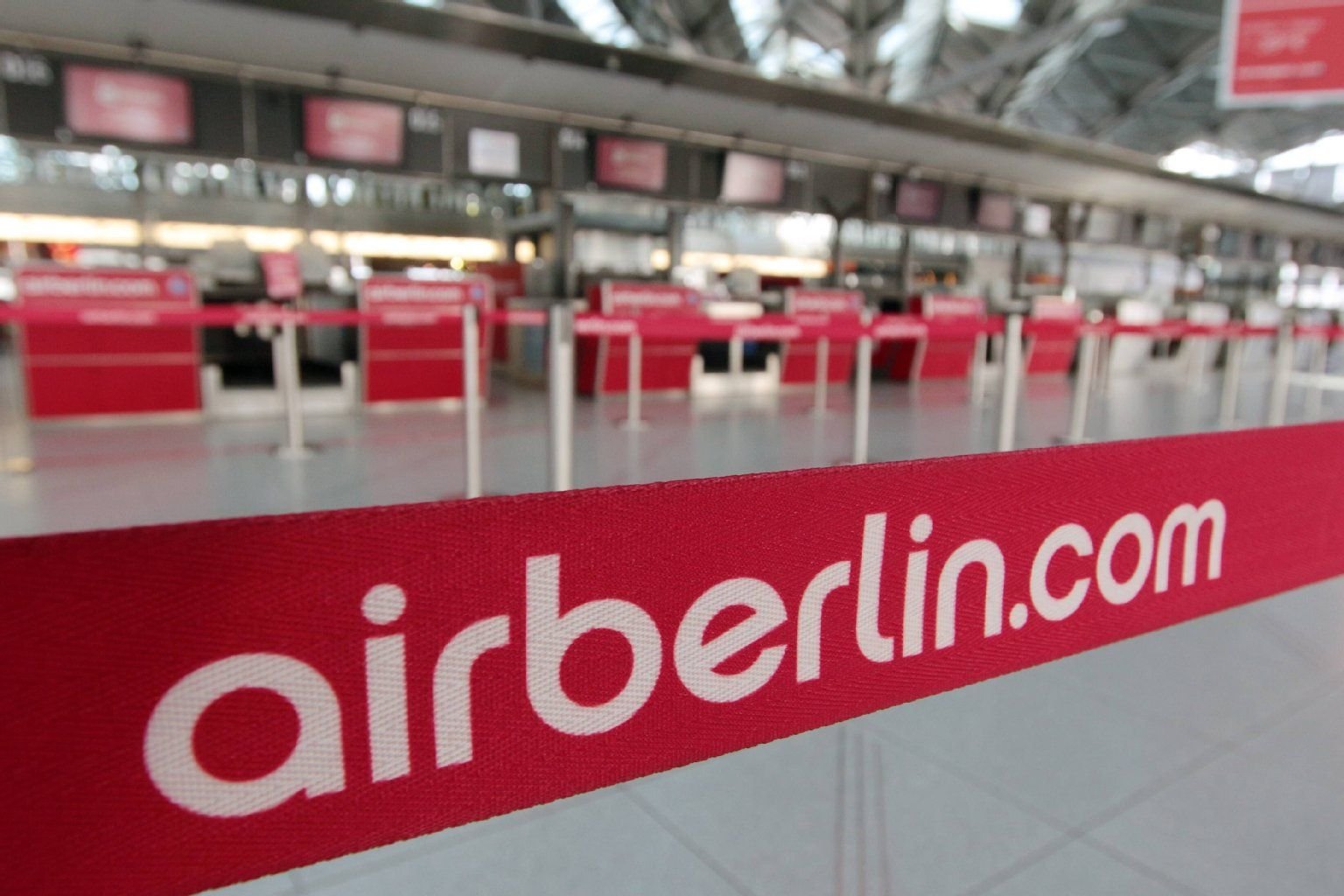 Air Berlin, hier Check-in Schalter am Flughafen Köln-Bonn, hat seine eigene Definition von Kundenservice.