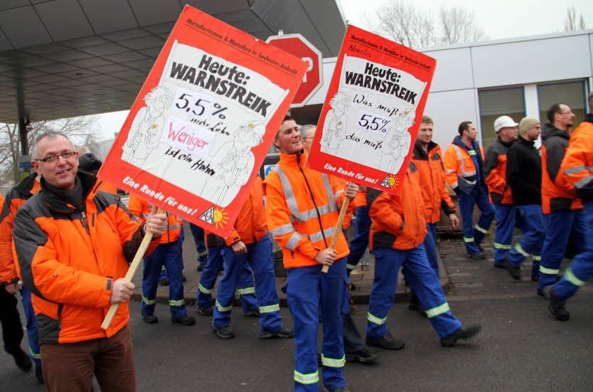 Von dem Werktor nach Magdeburg hieß es heute für die Mitarbeiter des Nachterstedter Unternehmens Novelis. Im Zuge der IG Metall Tarifverhandlungen beteiligen sie sich an einem Warnstreik der Gewerkschaft in Magdeburg vor dem Verhandlungslokal.